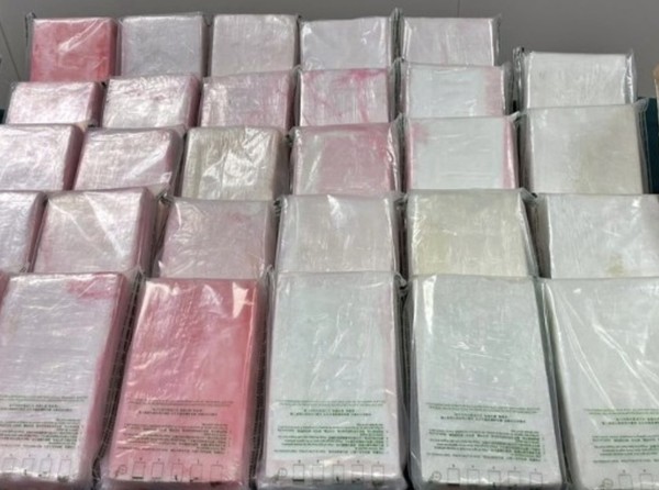 ▲香港海關破獲今年最大宗古柯鹼走私案，市值5.68億元新台幣。（圖／翻攝央視）