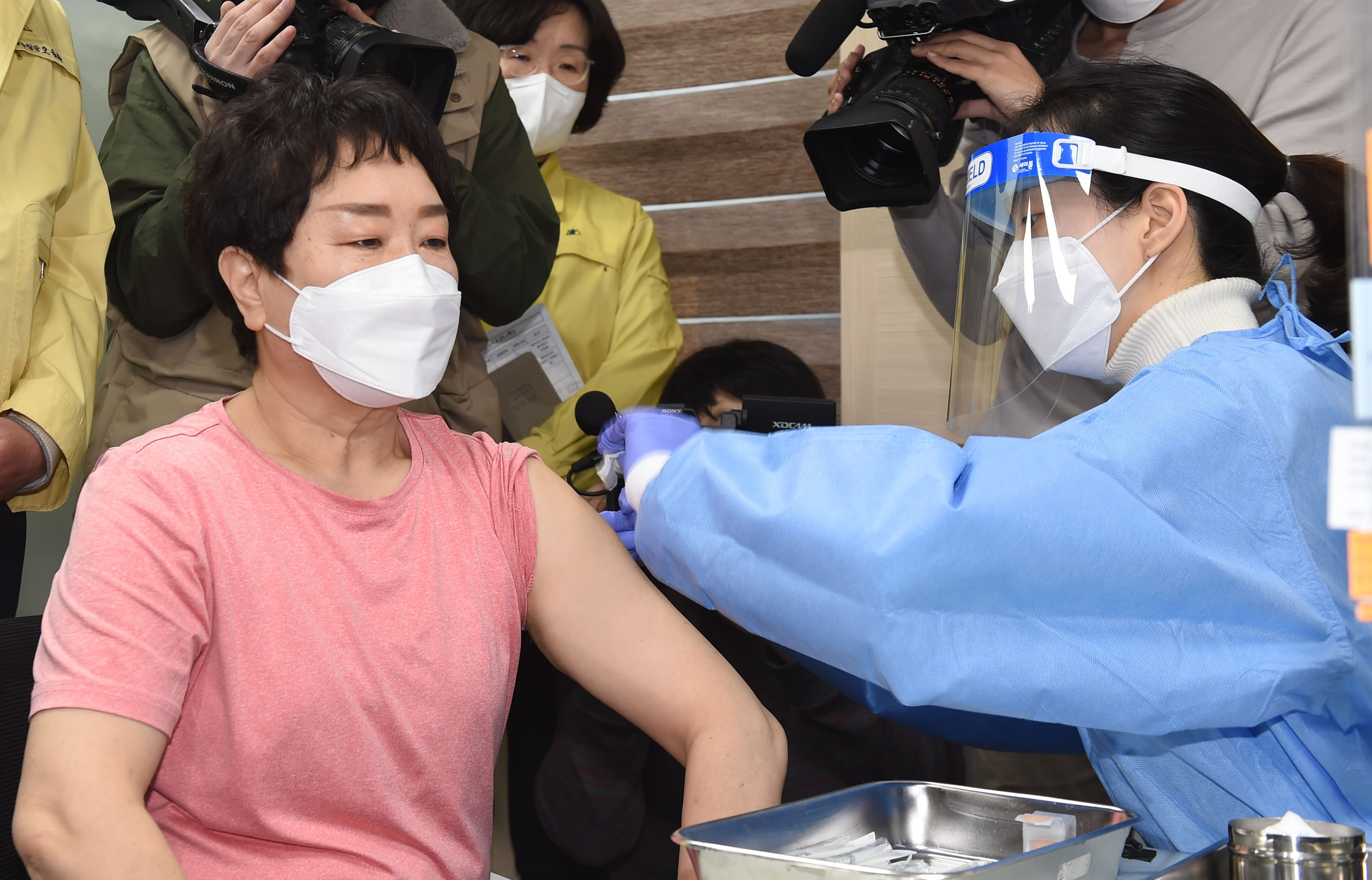 ▲▼南韓26日起開始接種AZ新冠疫苗，首名接種者為61歲療養保護師（圖／達志影像）