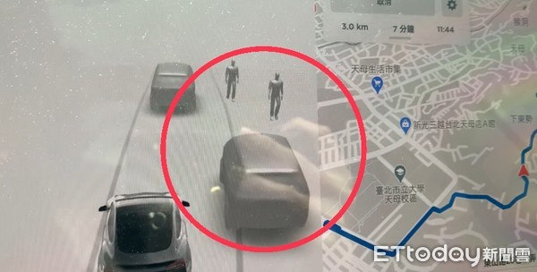 ▲▼特斯拉行駛在東山路25巷竟出現1輛車和2人像。（圖／記者黃宥寧攝）
