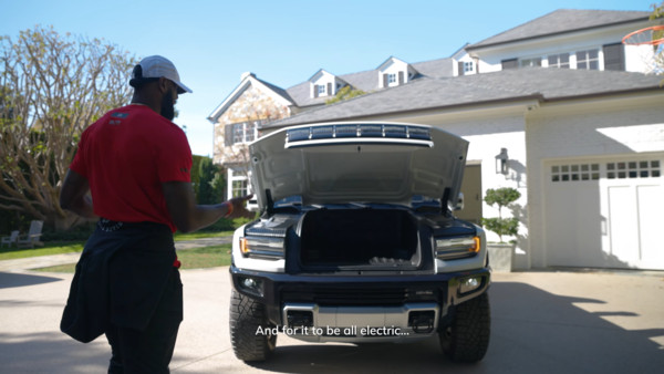 ▲Lebron James開箱GMC Hummer EV。（圖／翻攝GMC）