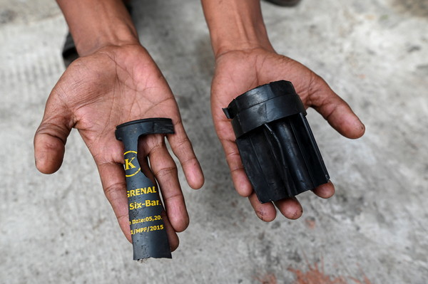 ▲▼緬甸反政變示威，有目擊者撿到警方發射的催淚彈碎片。（圖／路透）
