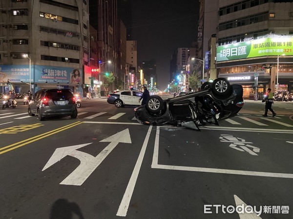 ▲▼高雄苓雅區成功一路翻車車禍。（圖／記者吳奕靖翻攝）