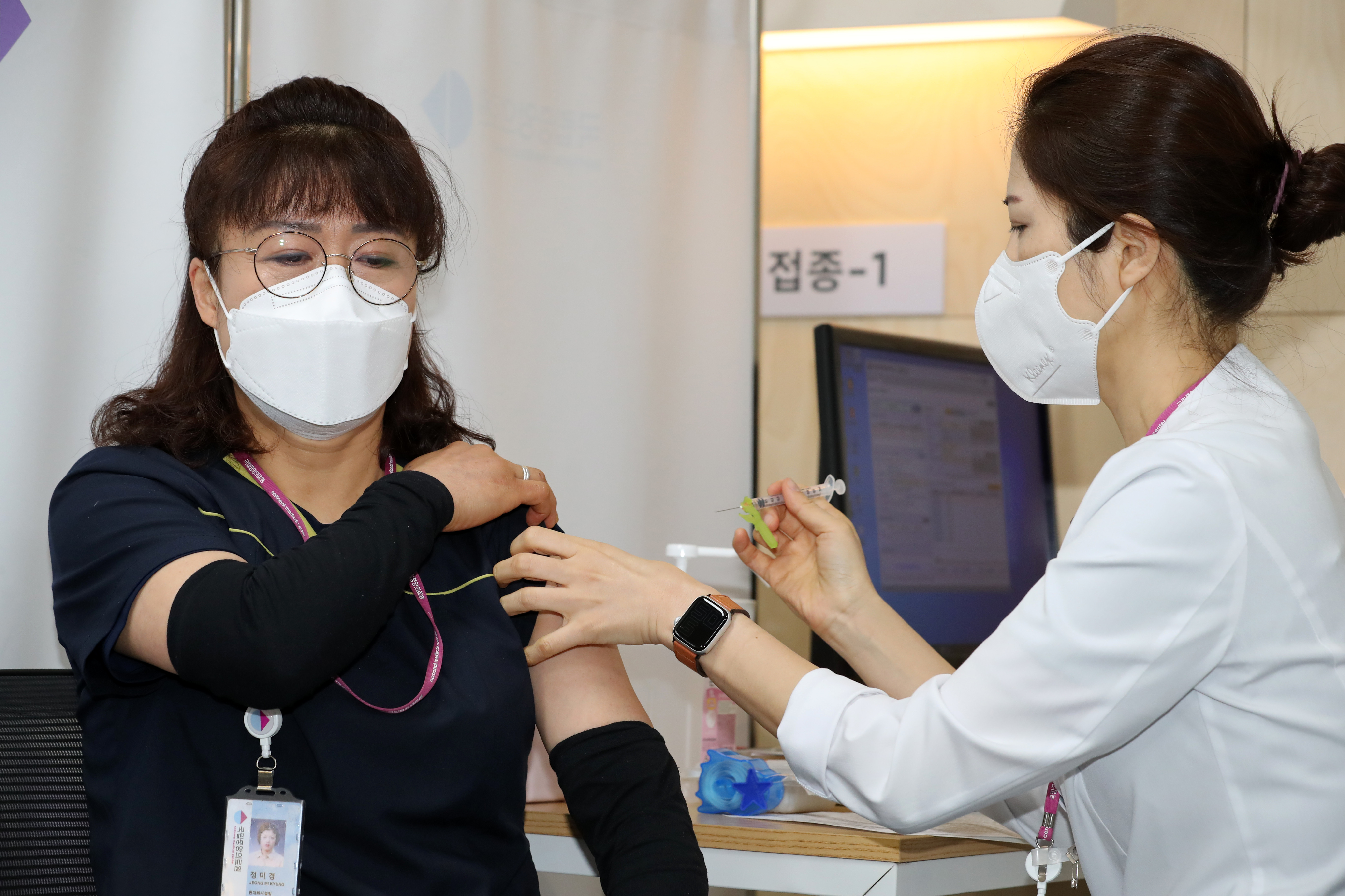 ▲▼51歲的鄭美敬成為南韓首名接種輝瑞新冠疫苗的民眾。（圖／達志影像）