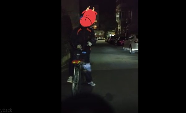 ▲▼男子將車騎進社區找停車位，但卻遭保全嗆聲「你是不是社區的人」。（圖／翻攝爆料公社公開版）