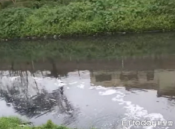▲南崁溪遭強酸廢水污染。（示意圖／翻攝臉書「蘆竹南崁資訊大小事分享團」）