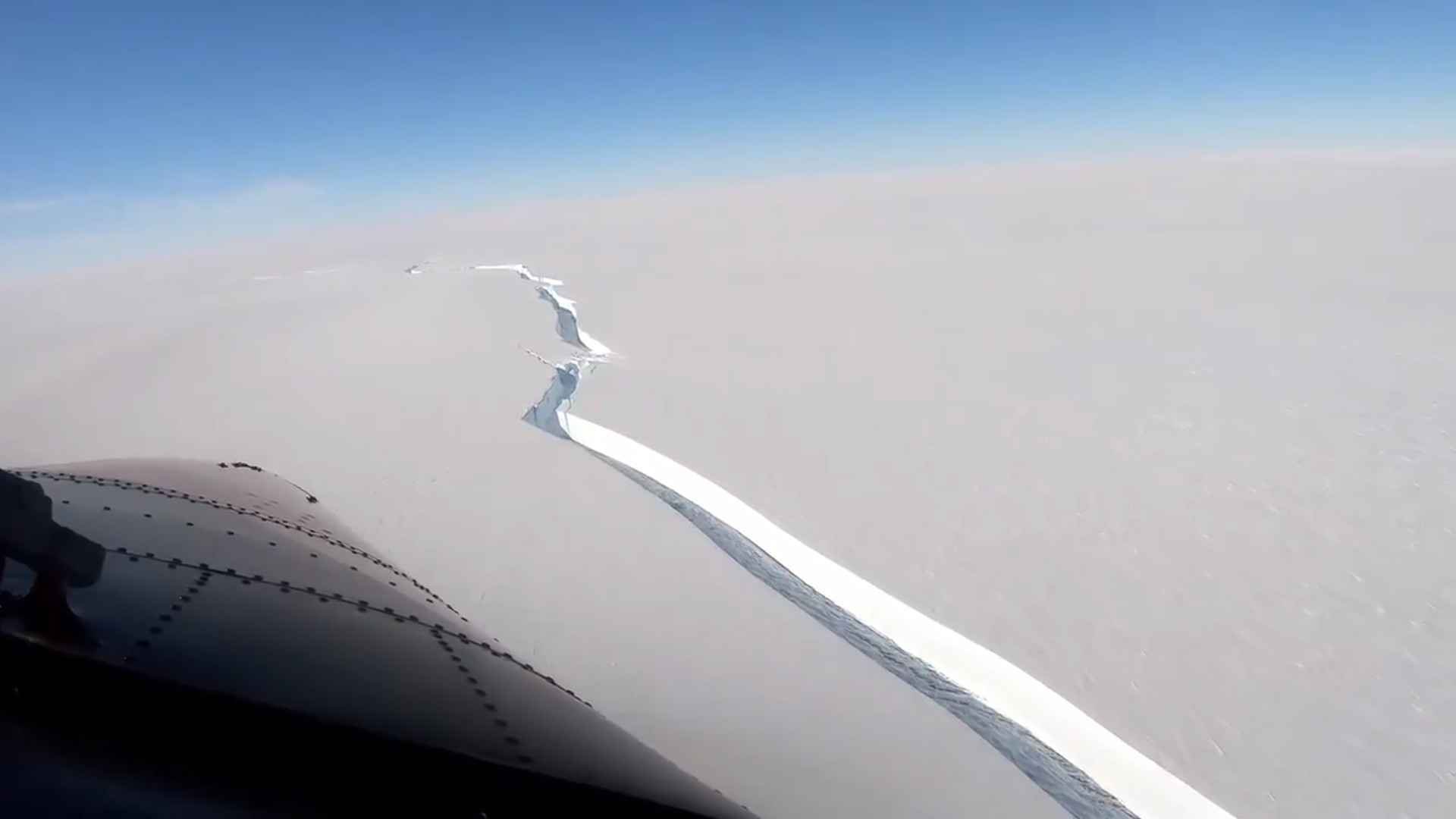 ▲▼南極冰架崩裂出「巨大冰山　面積逾1千平方公里。（圖／推特／British Antarctic Survey）