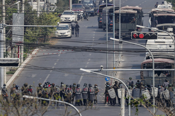 ▲▼ 緬甸警方27日在第二大城曼德勒封鎖當地主要道路。（圖／達志影像／美聯社）