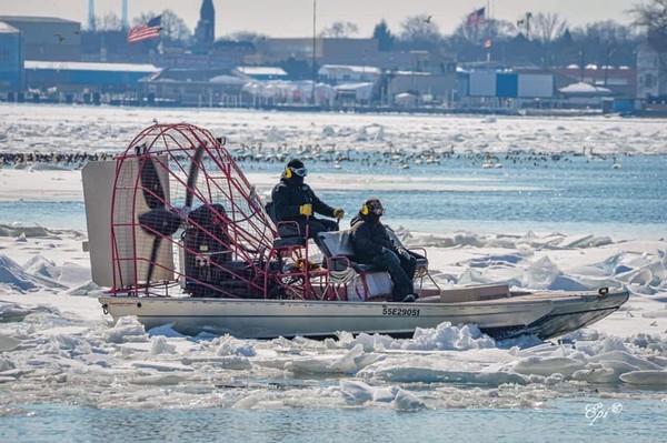 ▲狗狗受困結冰的底特律河。（圖／翻攝自Facebook／Woodhaven Animal Hospital）