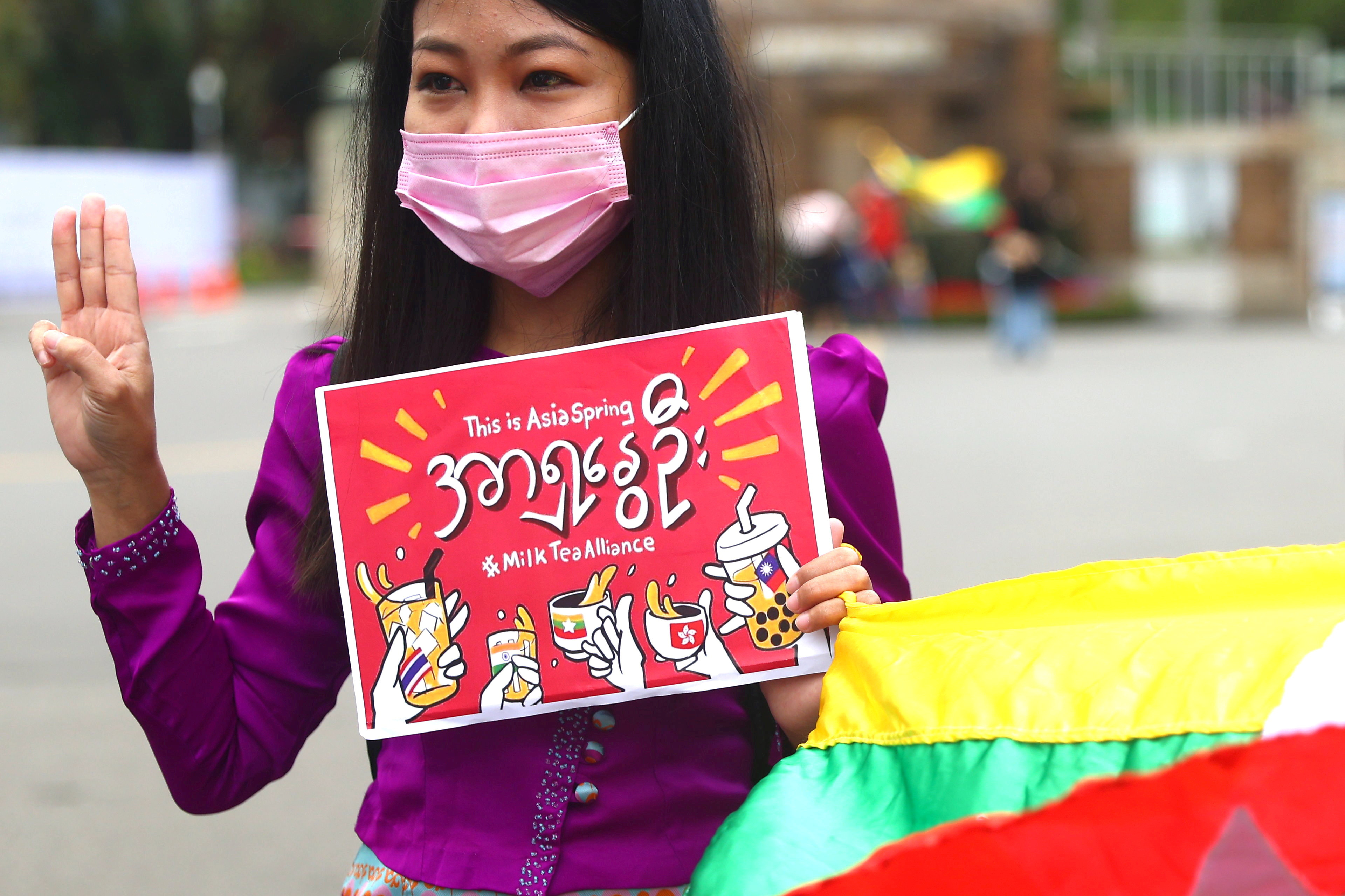 ▲▼緬甸民主運動人士呼籲聲援之後，台北約200人，泰國曼谷、澳洲墨爾本、中國香港昨天有數十人走上街頭，揮舞「#奶茶聯盟」（#MilkTeaAlliance）旗幟與標語力挺。（圖／路透）