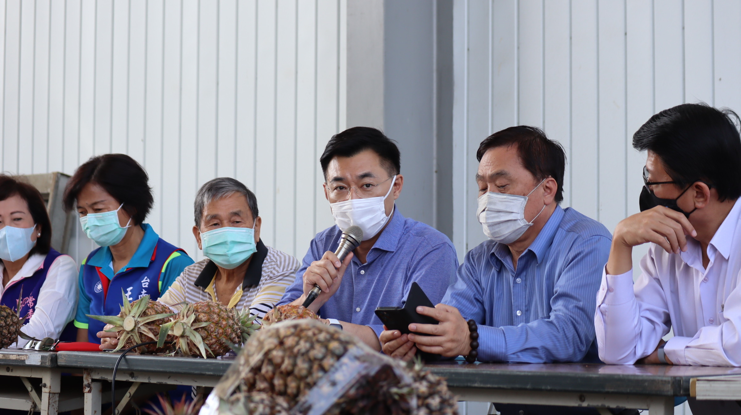 ▲中國國民黨主席江啟臣南下台南，關心台灣鳳梨產業遭大陸當局暫停進口的情況，強調國民黨14個執政縣市首長，將會聯合幫忙行銷。（圖／記者林悅翻攝，下同）