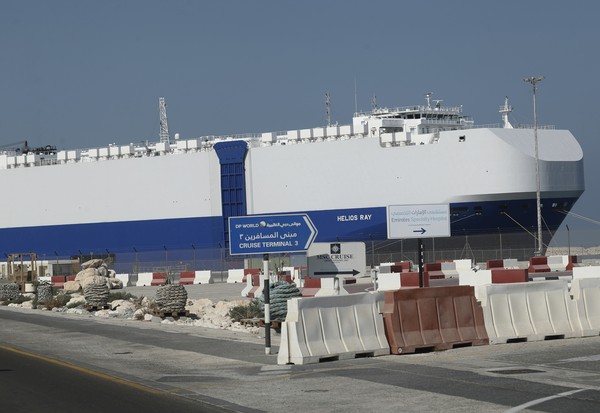 ▲▼運車船「太陽神光芒號」（MV Helios Ray）在阿曼海域發生爆炸，隨後駛往杜拜停泊。（圖／達志影像／美聯社）