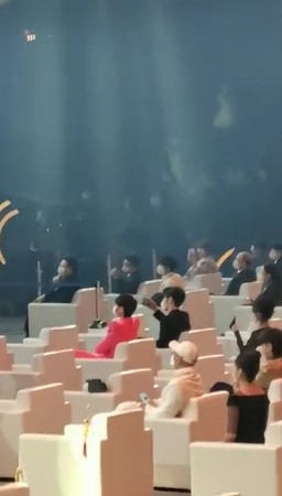 ▲Angelababy走秀，黃曉明坐觀眾席「悄悄舉起手機拍」。（圖／翻攝自微博）