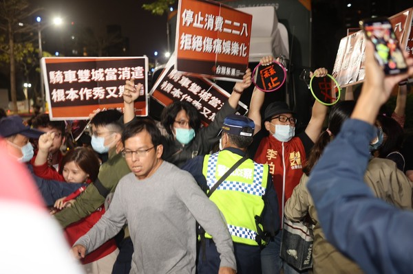 ▲▼台北市長柯文哲騎腳踏車拚「一日北高」，台灣基進在終點舉牌抗議。（圖／台灣基進提供）