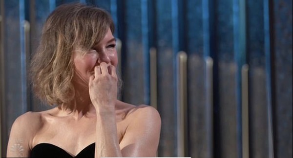 ▲▼查德維克博斯曼遺孀泰勒西蒙哭著發表感言。（圖／翻攝自Twitter／Golden Globe Awards）