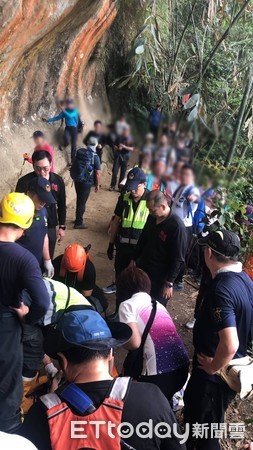 ▲▼60多歲登山客失足墜岩壁下10公尺，受傷動彈不得，搜救人員緊急救人             。（圖／記者陳以昇翻攝）