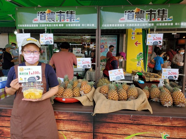 ▲▼國道服務區力挺台灣鳳梨。（圖／高公局提供）