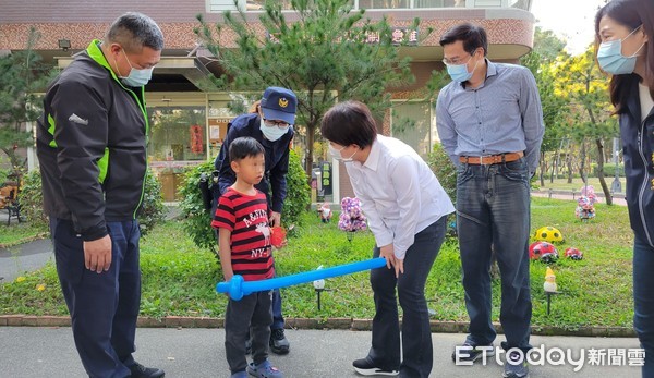 ▲到公園玩走失巧遇媽媽市長盧秀燕，6歲童拿紅包破涕為笑。（圖／市府提供）
