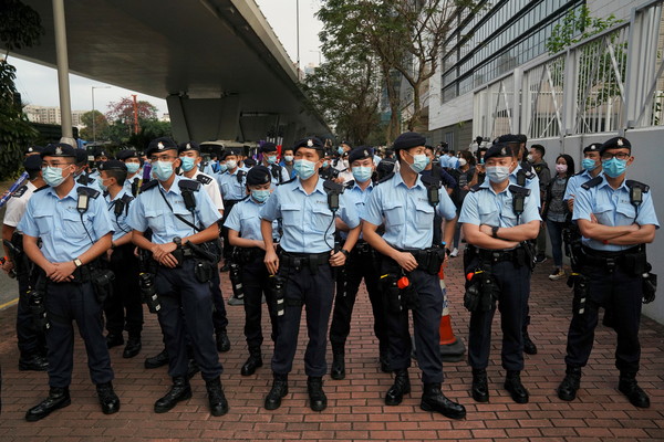 ▲法院外有大批港警戒備，嚴防群眾聚集抗議發生事端。（圖／路透）