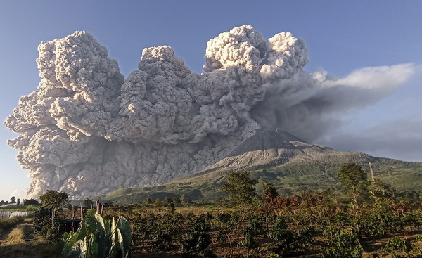 ▲▼印尼西納彭火山爆發。（圖／路透）