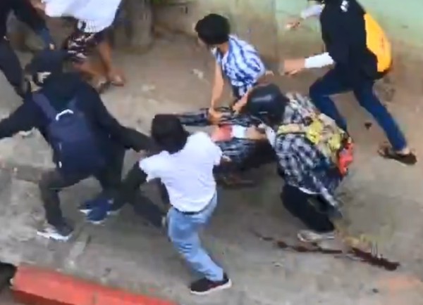 ▲▼緬甸示威青年德納英不幸中彈，但他在死前仍緊握著手機。（圖／翻攝自推特）