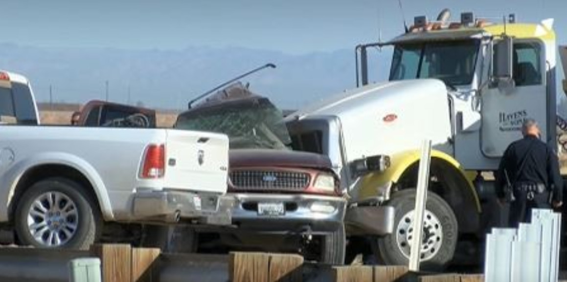 ▲▼加州休旅車及貨車碰撞 至少釀15死。（圖／翻攝自推特「@UFWupdates」）