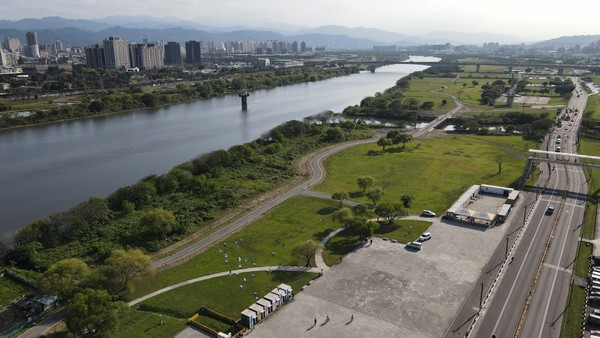 ▲塔寮坑溪下游臨大漢溪處新建一座淨寬4M之雙向自行車道跨橋。（圖／高管處提供）