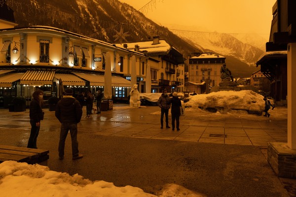 ▲▼2021年2月6日，法國與瑞士交界的上薩瓦省，天空被沙塵染成一片橘黃色。（圖／達志影像／美聯社）