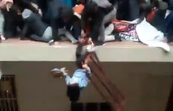 ▲▼玻利維亞學生擠爆欄杆墜樓。（圖／翻攝自推特／@estendenciavzl）