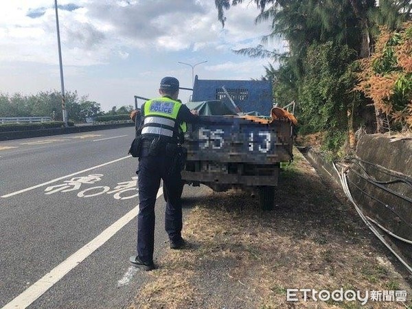 ▲枋寮警分局楓港派出所警員張守逸協助將自小貨車推到路旁            。（圖／記者陳崑福翻攝）