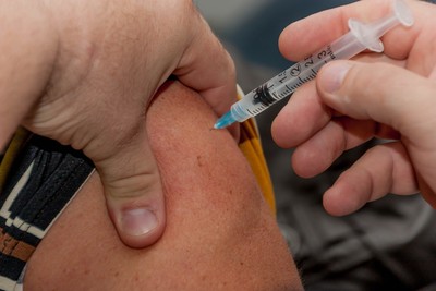 打新冠疫苗一周「四肢狂長血泡」　34歲婦住院16天「多處留疤險截肢」