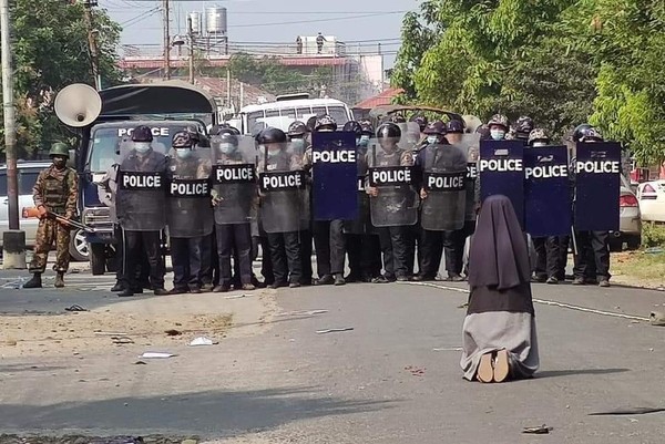 ▲▼安努唐修女跪地懇求緬甸軍警不要對反政變示威者開槍。（圖／翻攝自推特／@CardinalMaungBo）