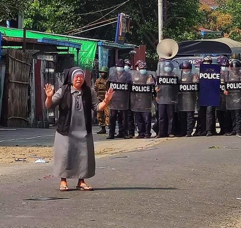 ▲▼安努唐修女跪地懇求緬甸軍警不要對反政變示威者開槍。（圖／翻攝自推特／@CardinalMaungBo）