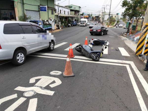 ▲▼台中男子騎機車趕著上班，卻在紅燈前來不及剎車追撞警察。（圖／記者鄧木卿翻攝）