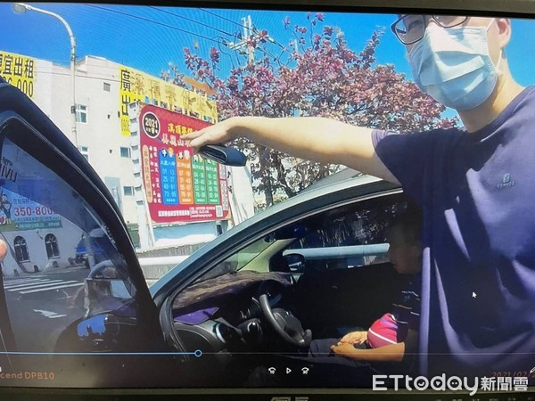 ▲▲60歲莊姓男子駕車送貨外出時突感身體不適，眼前一片黑只覺天旋地轉，經其子報警求救，三分局和順派出所警員陳祥慶通報救護車及時送醫幸無大礙。（圖／記者林悅翻攝，下同）