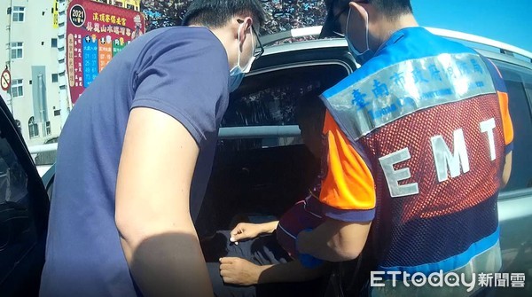 ▲▲60歲莊姓男子駕車送貨外出時突感身體不適，眼前一片黑只覺天旋地轉，經其子報警求救，三分局和順派出所警員陳祥慶通報救護車及時送醫幸無大礙。（圖／記者林悅翻攝，下同）