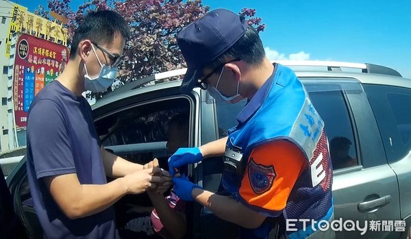 ▲▲60歲莊姓男子駕車送貨外出時突感身體不適，眼前一片黑只覺天旋地轉，經其子報警求救，三分局和順派出所警員陳祥慶通報救護車及時送醫幸無大礙。（圖／記者林悅翻攝，下同）