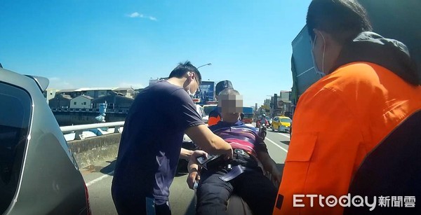 ▲▲60歲莊姓男子駕車送貨外出時突感身體不適，眼前一片黑只覺天旋地轉，經其子報警求救，三分局和順派出所警員陳祥慶通報救護車及時送醫幸無大礙。（圖／記者林悅翻攝，下同）
