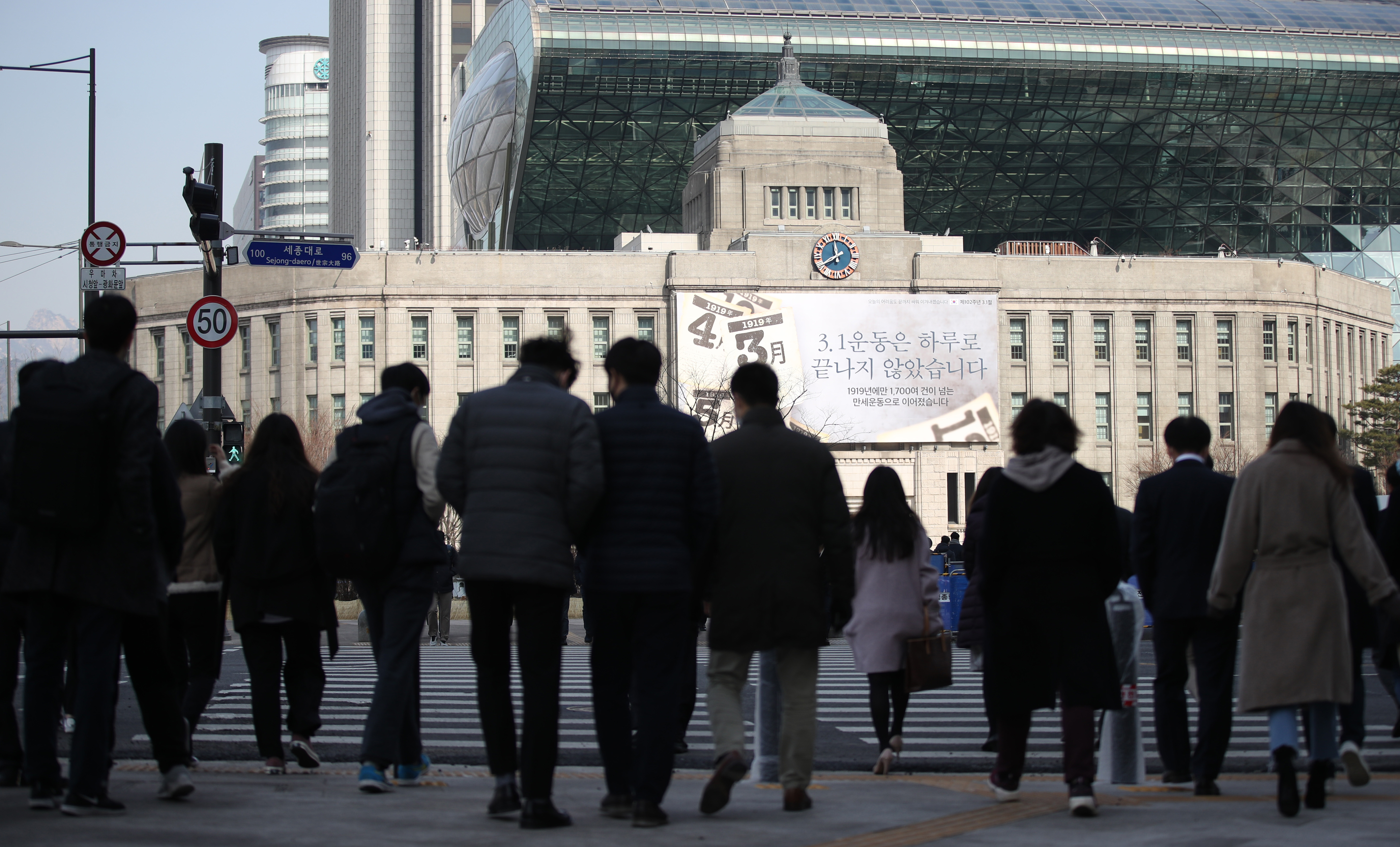 ▲▼首爾市廳前聚集行人。（圖／達志影像）