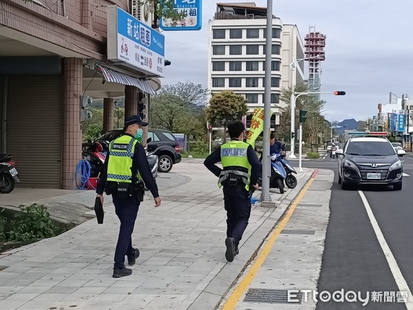 ▲台東新站地區人行道違停警方大執法。（圖／記者楊漢聲翻攝）