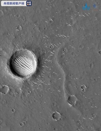 ▲▼天問一號拍下3張高清火星影像　環形坑等地貌清晰可見。（圖／翻攝央視）