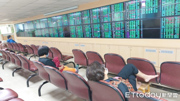▲▼台北股市大跌 一度重挫300多點。（圖／記者屠惠剛攝）