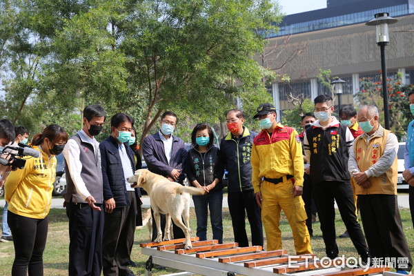 ▲民眾反映台南市搜救犬的待遇為六都最差，為了解實際情形，台南市議會郭信良議長等人，邀請消防局長李明峯、財稅局長陳柏誠到消防局大橋分隊現勘。（圖／記者林悅翻攝）