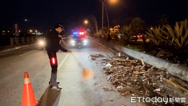 ▲▼大量的鐵屑散落路面，員警還主動清掃路面，一直到晚間10時許才恢復交通順暢。（圖／記者黃孟珍翻攝）