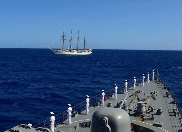 ▲▼日本與西班牙海軍訓練艦「德‧埃爾卡諾號」進行訓練。（圖／翻攝自日本海上自衛隊官網）