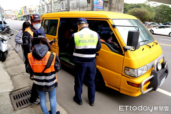 ▲苗栗監理站會同苗栗縣警察局交通隊及苗栗縣政府教育處組成聯合稽查小組，稽查頭份地區接送學生的娃娃車及交通車。（圖／記者黃孟珍攝）