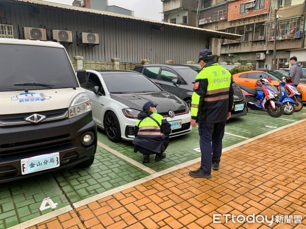 ▲北海岸百人封路飆車！金山警嚴正執法硬起來 扣車16人公共危險送辦。（圖／記者郭世賢翻攝）