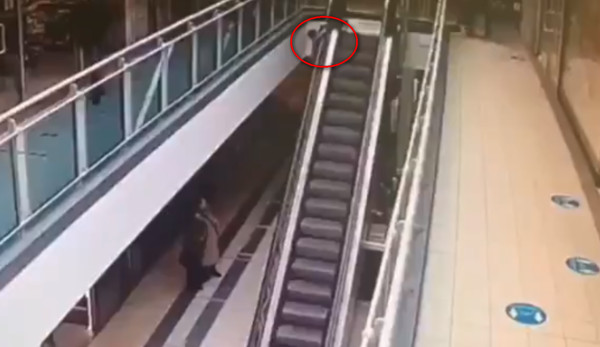 4歲男童被手扶梯拖行　6公尺高空墜地「摔到1樓櫃台」爆頭重傷！（圖／翻攝自twitter）