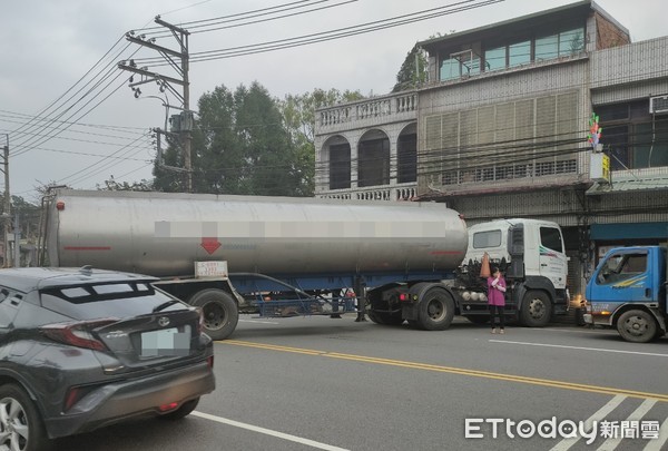 ▲烏龍駕駛忘拉手煞車　化學車一路衝民宅…他坐屋內嚇傻。（圖／記者陳凱力翻攝）