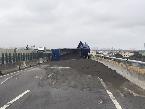 ▲西濱快速道路1輛大貨車疑因爆胎自撞翻覆（圖／台中踢爆網提供）