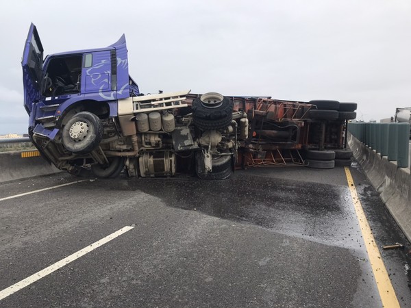 ▲西濱快速道路1輛大貨車疑因爆胎自撞翻覆（圖／台中踢爆網提供）